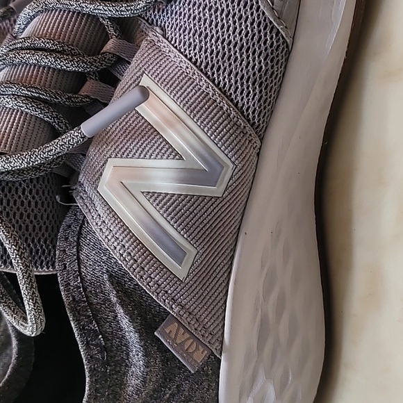 New Balance running shoe - Picture 2 of 5